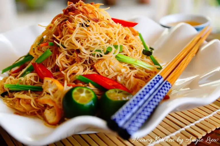Tom Yam Fried Bee Hoon (Rice Vermicelli) 东炎炒米粉 | Huang Kitchen