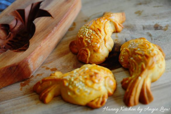 Traditional Fish Doll Mooncakes ( with chicken floss ) 鱼儿公仔鸡丝月饼