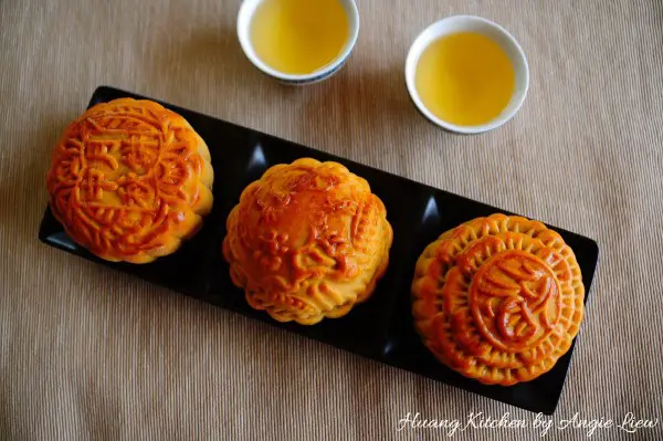 Traditional Baked Mooncakes Recipe 传统烘月饼 | Huang Kitchen