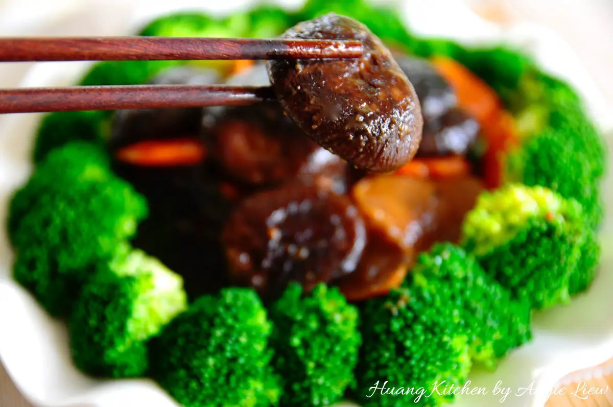 Braised Shiitake Mushrooms With Broccoli Recipe 焖香菇西兰花 | Huang Kitchen