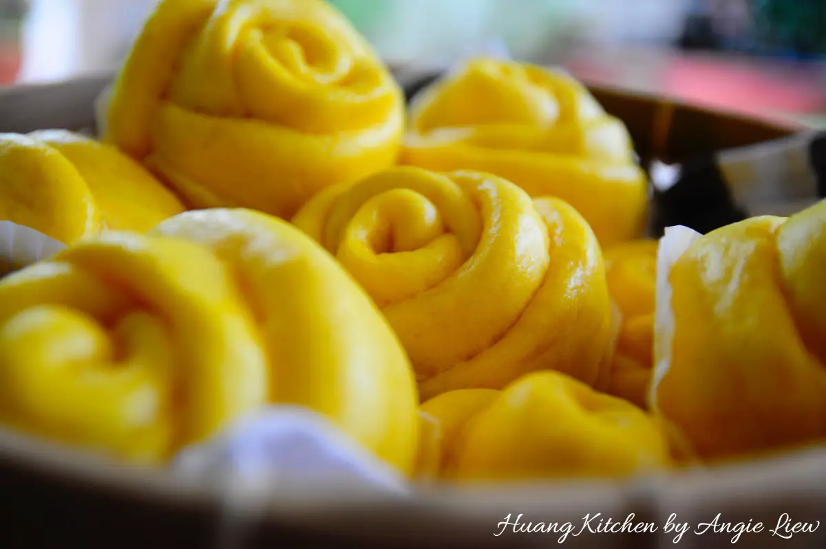 Steamed Pumpkin Flower Rolls Recipe 蒸金瓜花卷食谱 | Huang Kitchen