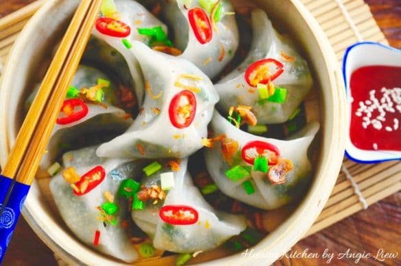 Traditional Thai Street Food Cuisine, Kanom Gui Chai Leek Stuffed Dough,  Steamed Chinese Leek Dumpling, Chive Cake, Chive Stock Photo - Image of  appetizer, food: 140523104