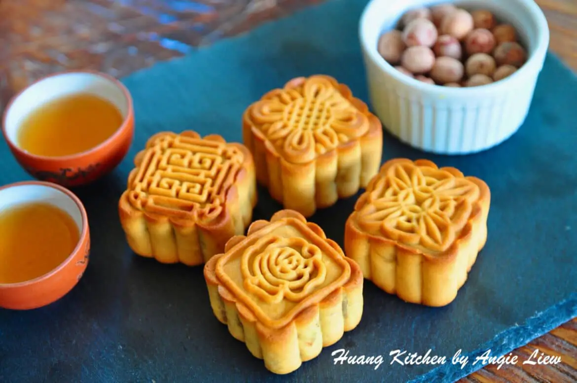 Plain Lotus Paste Mooncakes