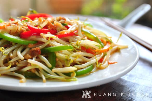 Stir Fry Bean Sprout With Salted Fish Recipe 炒咸鱼豆芽食谱 | Huang Kitchen