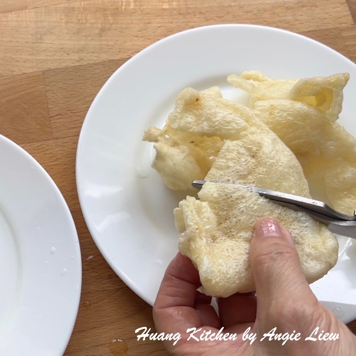 Cut soaked fish maw into pieces.
