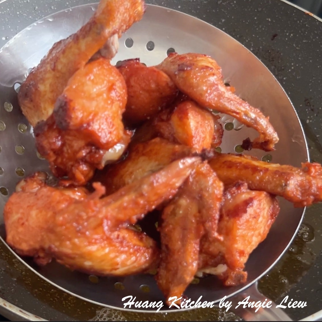 Drain fried chicken wings.