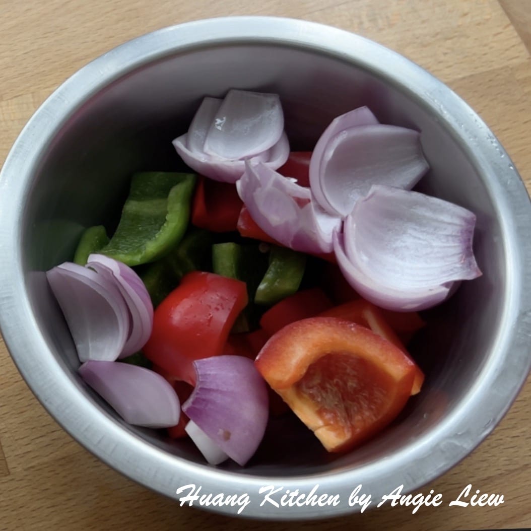 Place all the cut vegetables in a bowl.